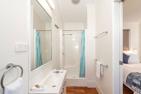 Bargara Beach Caravan Park - Sydneys Hotel 1