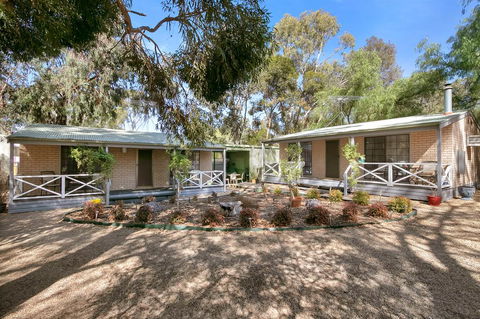 Barossa Country Cottages - Sydneys Hotel 1