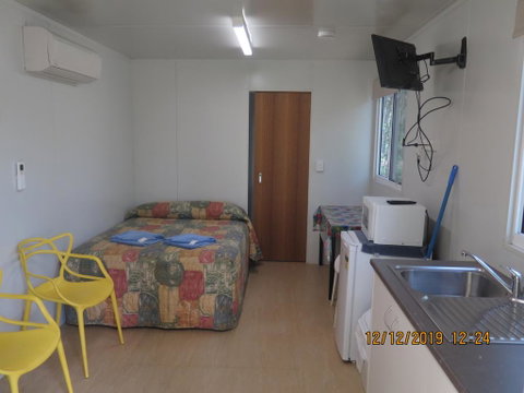 Batchelor Holiday Park - Sydneys Hotel 3