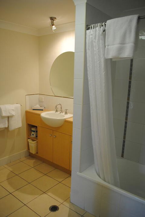 Bay Village Tropical Retreat & Apartments - Sydneys Hotel 3