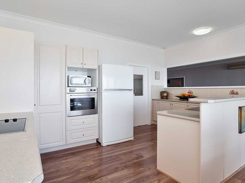 Beached Inn' 93 Foreshore Drive - Spacious Beach Front House - Sydneys Hotel 2