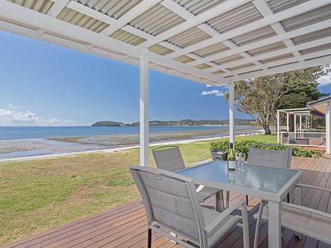 Beached Inn' 93 Foreshore Drive - Spacious Beach Front House - Sydneys Hotel 0