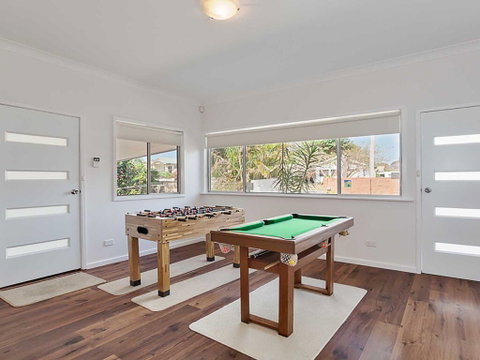 Beached Inn' 93 Foreshore Drive - Spacious Beach Front House - Sydneys Hotel 1