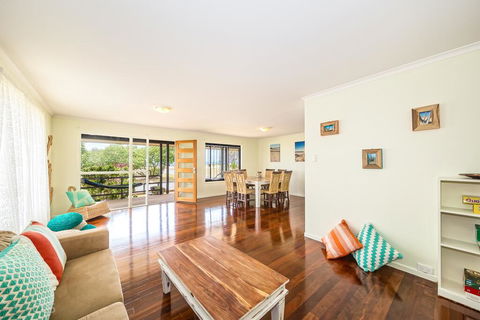 Beachfront At Bribie 2 Puppy Friendly - Sydneys Hotel 2