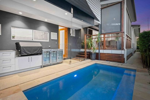 Redcliffe CBD Family Beach House - Sydneys Hotel 0