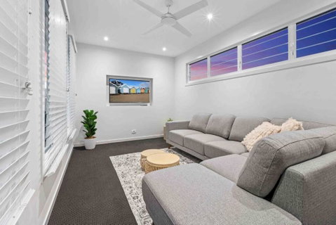 Redcliffe CBD Family Beach House - Sydneys Hotel 2