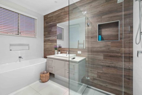 Redcliffe CBD Family Beach House - Sydneys Hotel 3