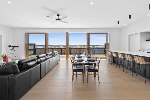 REFLECTIONS At Lonsdale - Sydneys Hotel 2