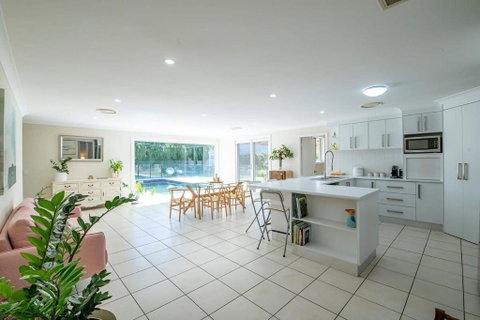 Regand Retreat - Luxurious Family Home, Pool - Sydneys Hotel 3