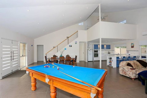 Relax At Falcon By The Bay - Sydneys Hotel 0