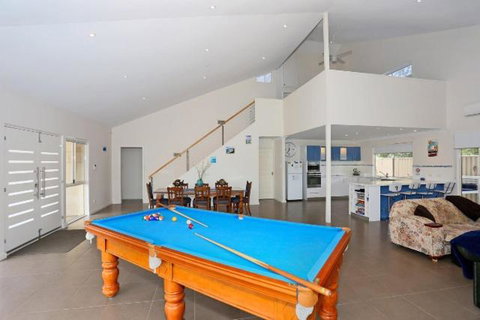 Relax At Falcon By The Bay - Sydneys Hotel 1