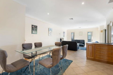 Relax On Charles St - 4A Charles Street Port Elliot - BYO Linen - Sydneys Hotel 2