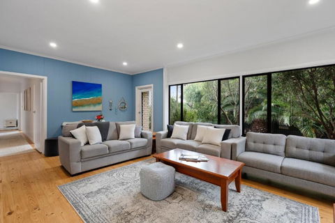 Relaxed Family Beach House - No Linen Included - Sydneys Hotel 1