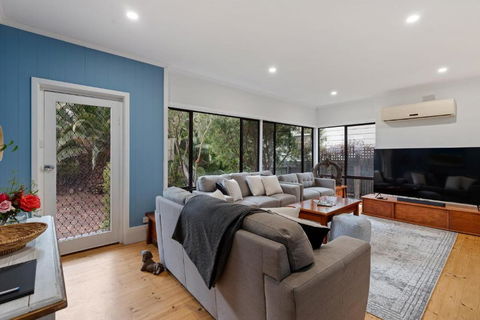 Relaxed Family Beach House - No Linen Included - Sydneys Hotel 2
