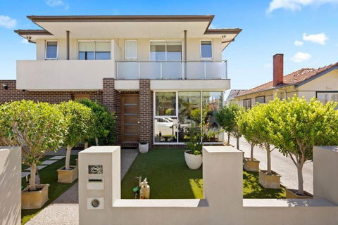 Renovated Bright Modern Retreat - Sydneys Hotel 0