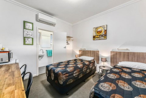 Rest Motels - Sydneys Hotel 3