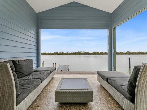 River Life - Sydneys Hotel 2