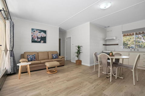 Riversands Rest Accommodation Paringa - Willow Cottage - Sydneys Hotel 2