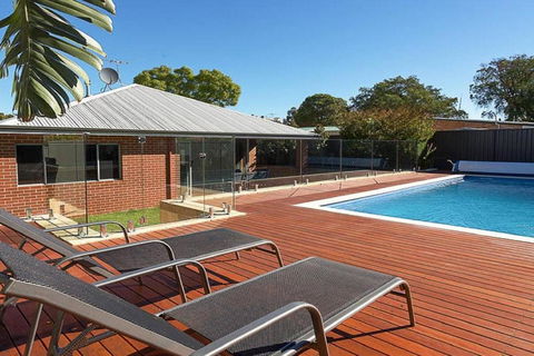 Rivervale Retreat - Spacious Family Living - Sydneys Hotel 0