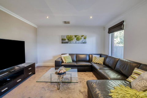 Rivervale Retreat - Spacious Family Living - Sydneys Hotel 3