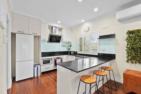 Room In Large Home 6 Min To CBD - Sydneys Hotel 2