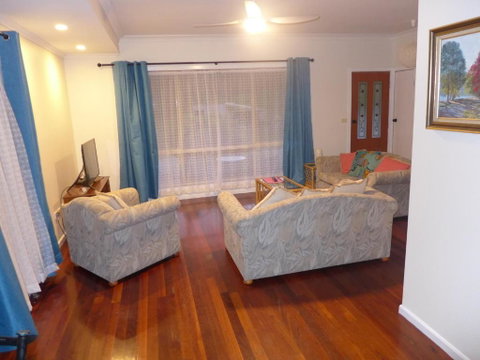 Rural Ambience With Netflix - Sydneys Hotel 3