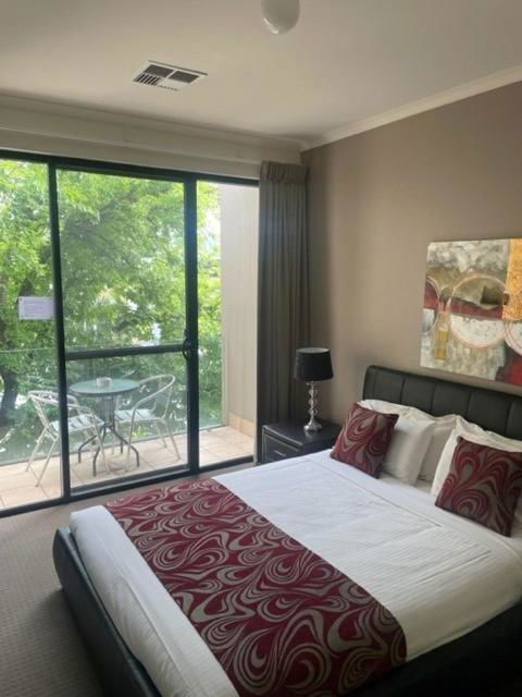 RNR Sturt Holiday Home - Sydneys Hotel 0