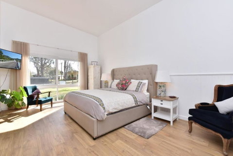 Rose Cottage Studio Romantic Or Solo Getaway. Spa, Games Room - Sydneys Hotel 2