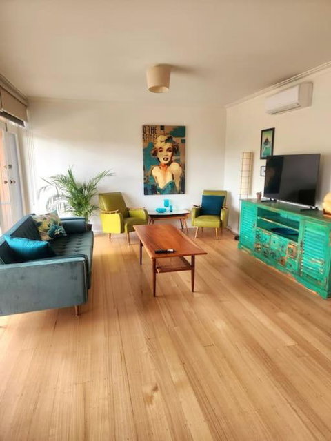Rosebud Retro Retreat - Sydneys Hotel 0