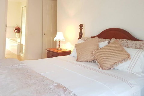 Roxy - A Spacious Cosy Getaway - Near Mel Airport - Sydneys Hotel 0