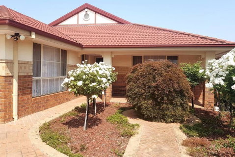 Roxy - A Spacious Cosy Getaway - Near Mel Airport - Sydneys Hotel 1