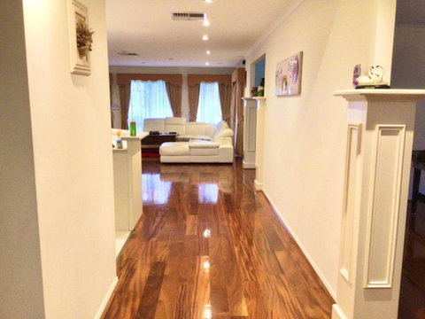 Roxy - A Spacious Cosy Getaway - Near Mel Airport - Sydneys Hotel 3