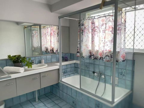 Runaway Bay Family Haven With 4beds - Sydneys Hotel 2