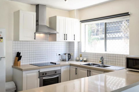 Runaway Bay Waterfront Delight - Sydneys Hotel 3