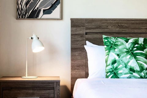 Runaway Bay Waterfront Delight - Sydneys Hotel 2