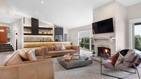 RUST - Sydneys Hotel 0