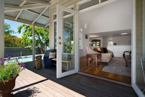 Sades - Sydneys Hotel 2