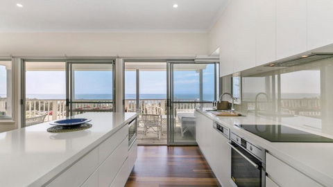 Salty Air Beachside Cottage At Killcare - Sydneys Hotel 3