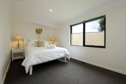 Salty Escape - Sydneys Hotel 3