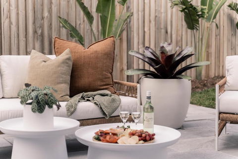 SALTY PALMS On HENLEY -THREE - Sydneys Hotel 1