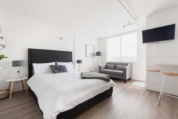 Sam\'s Bondi Top Floor Studio - Lift, View, Pool, Secure with Sydneys Hotel