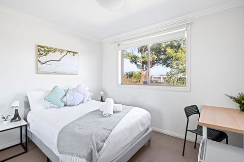 Serene Double Room In Revesby - Mins To Eateries & Shops - Shared Bathroom - Sydneys Hotel 0