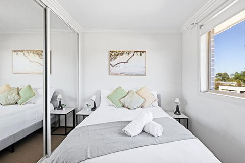 Serene Double Room In Revesby - Mins To Eateries & Shops - Shared Bathroom - Sydneys Hotel 1