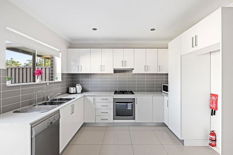 Serene Double Room In Revesby - Mins To Eateries & Shops - Shared Bathroom - Sydneys Hotel 3