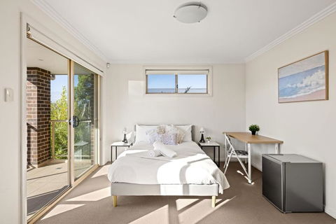 Spacious Double Ensuite Room In Revesby - Seconds To Shops - Sydneys Hotel 1
