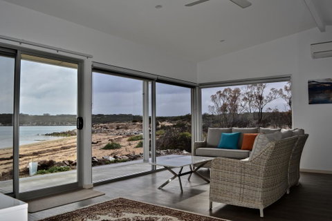 Beachside - Sydneys Hotel 0
