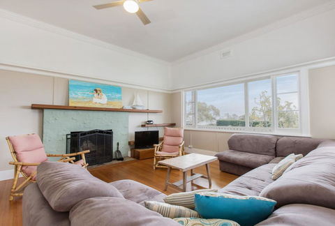 BEACHSIDE GETAWAY - DROMANA - Sydneys Hotel 1