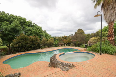 Beautiful Resort Retreat Villa In The Yarra Valley - Entertainer's Delight - Sydneys Hotel 3