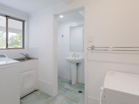 Beauty And The Beach', 88 Foreshore Drive - Large Home With WIFI & Water Views - Sydneys Hotel 2