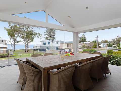 Beauty And The Beach', 88 Foreshore Drive - Large Home With WIFI & Water Views - Sydneys Hotel 0
